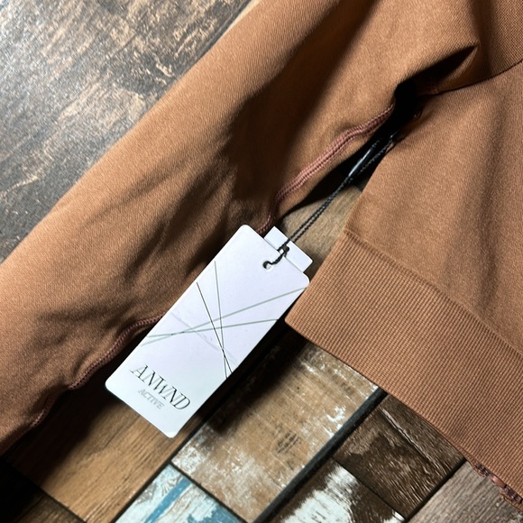 Anwnd Active small coco crop workout top with thumb holes - Picture 3 of 11